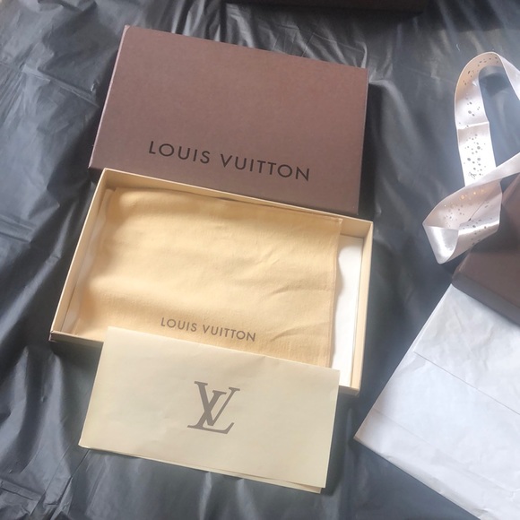 Louis Vuitton empty brown boxes with LV ribbon, LV tissue paper, LV care booklet - Picture 2 of 9